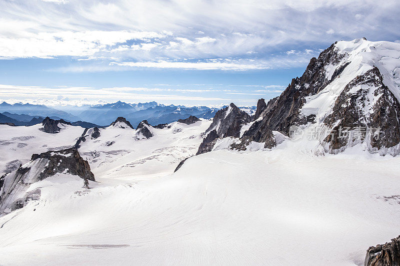 Aiguille du Midi的观点。法国的夏蒙尼针，勃朗峰，豪特-萨沃伊，阿尔卑斯山脉